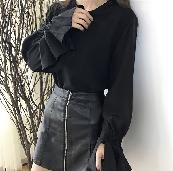 Σπορ-κομψή γυναικεία μπλούζα με κολάρο σε σχήμα O και ενδιαφέρον σγουρά μανίκια σε λευκό και μαύρο χρώμα