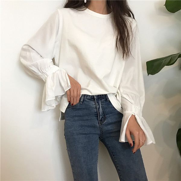 Σπορ-κομψή γυναικεία μπλούζα με κολάρο σε σχήμα O και ενδιαφέρον σγουρά μανίκια σε λευκό και μαύρο χρώμα