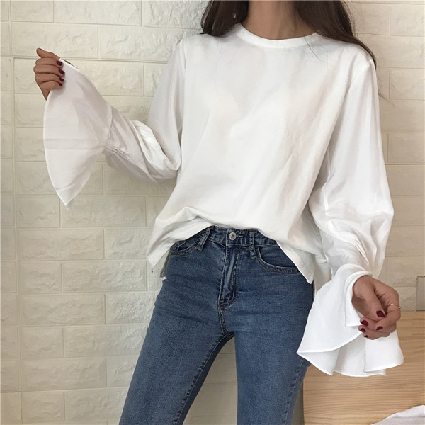 Σπορ-κομψή γυναικεία μπλούζα με κολάρο σε σχήμα O και ενδιαφέρον σγουρά μανίκια σε λευκό και μαύρο χρώμα