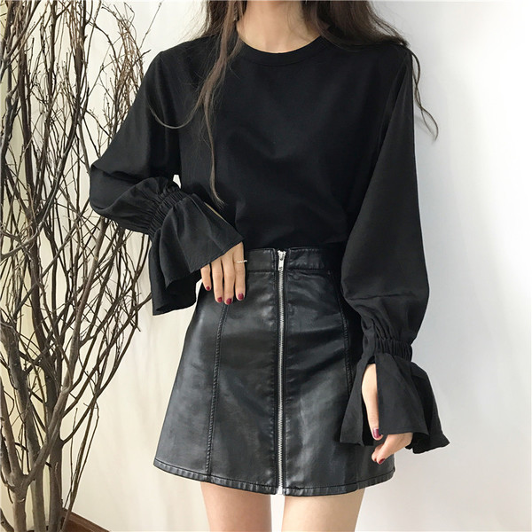 Σπορ-κομψή γυναικεία μπλούζα με κολάρο σε σχήμα O και ενδιαφέρον σγουρά μανίκια σε λευκό και μαύρο χρώμα