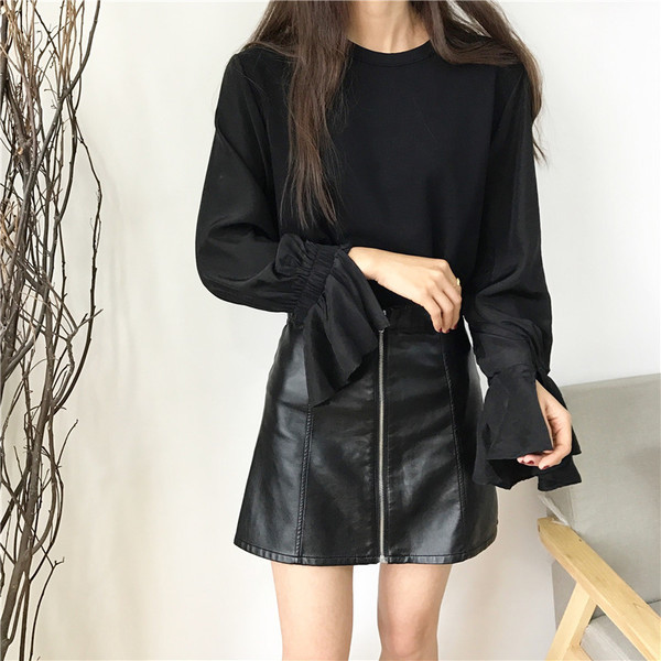 Σπορ-κομψή γυναικεία μπλούζα με κολάρο σε σχήμα O και ενδιαφέρον σγουρά μανίκια σε λευκό και μαύρο χρώμα