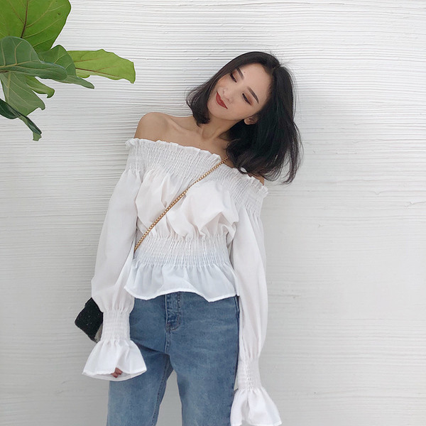 Κομψή, απαλή γυναικεία μπλούζα σε λευκό και μαύρο χρώμα