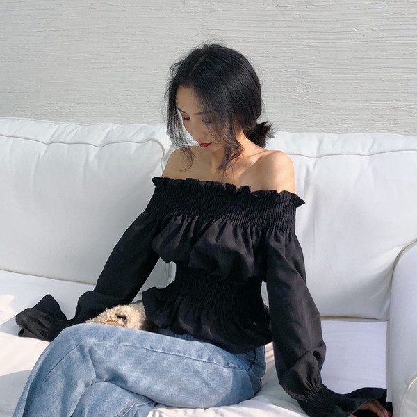 Κομψή, απαλή γυναικεία μπλούζα σε λευκό και μαύρο χρώμα