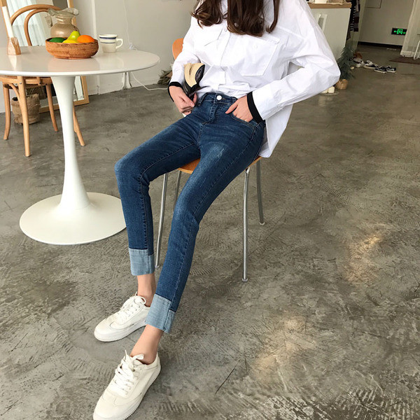 Απλά γυναικεία τζιν με ενδιαφέρον στρίφωμα σε σκούρο μπλε και μαύρο χρώμα