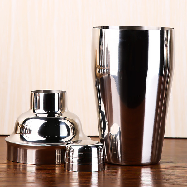 Μεγάλο δώρο για έναν άντρα - ένα σετ  σεϊκερ για την παρασκευή κοκτέιλ και χυμούς