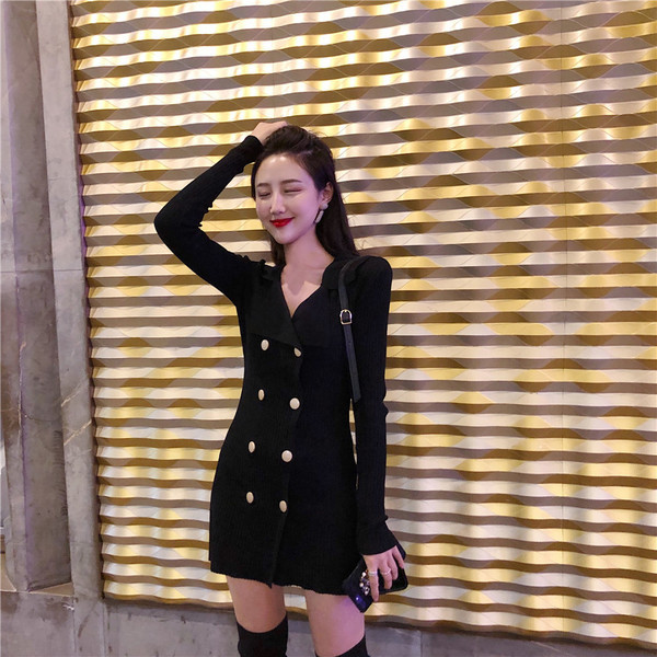 Αθλητικό κομψό γυναικείο φόρεμα  με διακοσμητικά κουμπιά σε μαύρο χρώμα