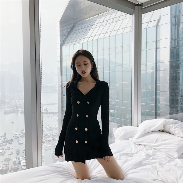 Αθλητικό κομψό γυναικείο φόρεμα  με διακοσμητικά κουμπιά σε μαύρο χρώμα