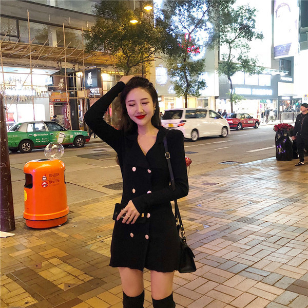 Αθλητικό κομψό γυναικείο φόρεμα  με διακοσμητικά κουμπιά σε μαύρο χρώμα