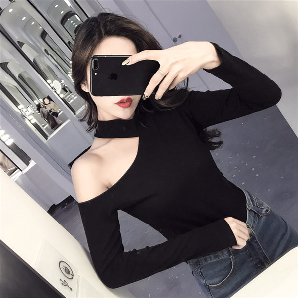 Γυναικεία μπλούζα με εντυπωσιακό ώμο σε μαύρο και μπεζ χρώμα