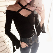 Bluză de damă elegantă într-un model simplu, cu umerii căzuți și mâneci largi