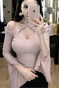 Bluză de damă elegantă într-un model simplu, cu umerii căzuți și mâneci largi