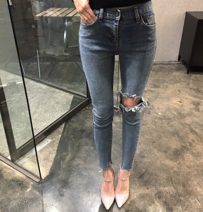 Blugi sport de dama cu un plasture de culoare deschisa
