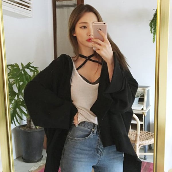 Maieu simplu de damă, cu bretele și choker interesante