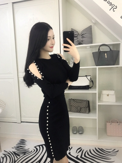 Rochie moderna de toamna-iarna realizata din tricotat fin cu perle decorative in doua culori