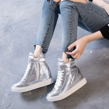 Γυαλιστερά παπούτσια casual σε μια κρυμμένη πλατφόρμα σε δύο χρώματα