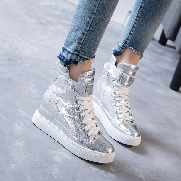 Adidași strălucitori de zi cu zi pe o platformă ascunsă în două culori