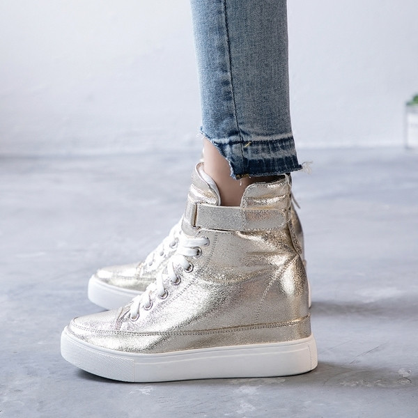 Adidași strălucitori de zi cu zi pe o platformă ascunsă în două culori