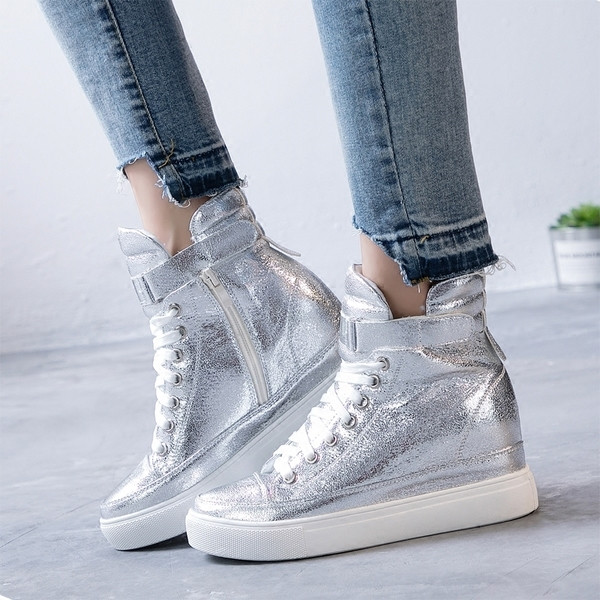 Adidași strălucitori de zi cu zi pe o platformă ascunsă în două culori