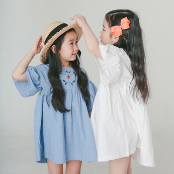 Παιδικό φόρεμα για κορίτσια με λουλούδια κεντήματα σε λευκό και ανοικτό μπλε χρώμα