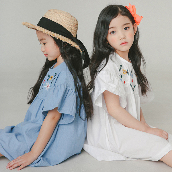 Lányoknak készült éteri gyerekruha fehér és világoskék virágos hímzéssel