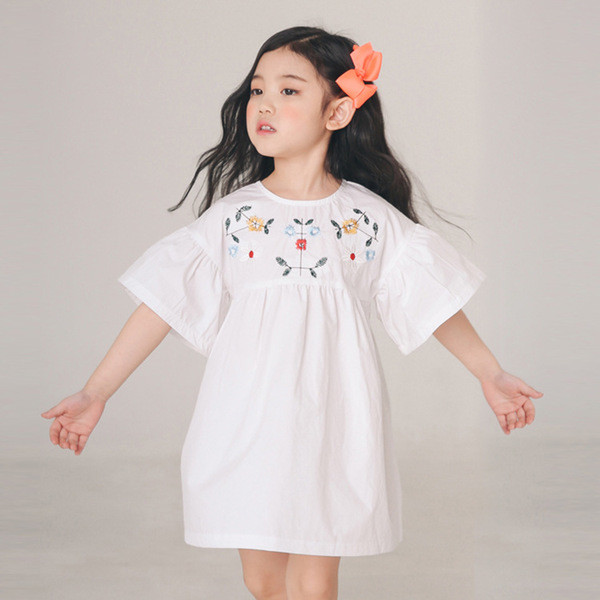 Lányoknak készült éteri gyerekruha fehér és világoskék virágos hímzéssel