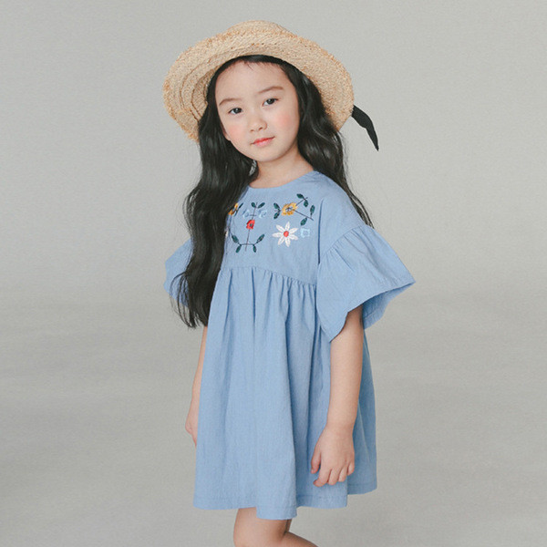 Lányoknak készült éteri gyerekruha fehér és világoskék virágos hímzéssel