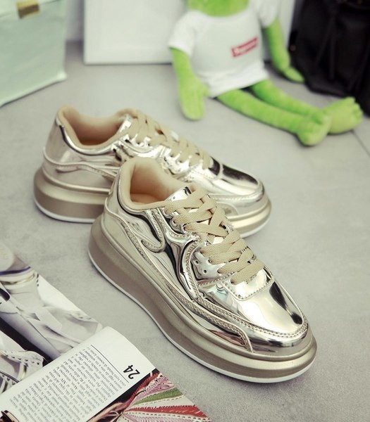 Stílusos női tornacipő ezüst és arany színben