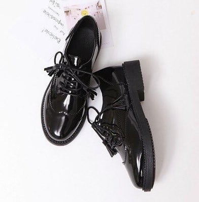 Κομψά γυναικεία  παπούτσια με κορδόνια και φούντα σε μαύρο και  μπορντό χρώμα