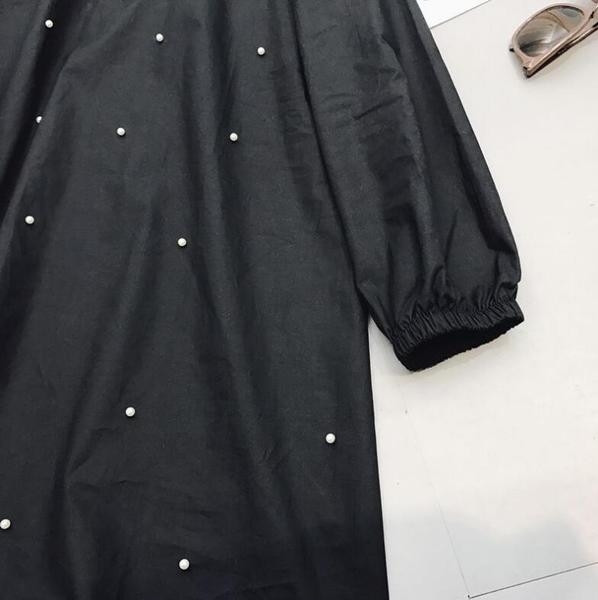 Sportos-elegáns női ruha hosszú, széles ujjú fekete színben, díszítéssel