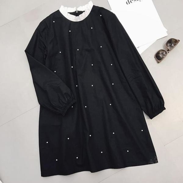 Sportos-elegáns női ruha hosszú, széles ujjú fekete színben, díszítéssel