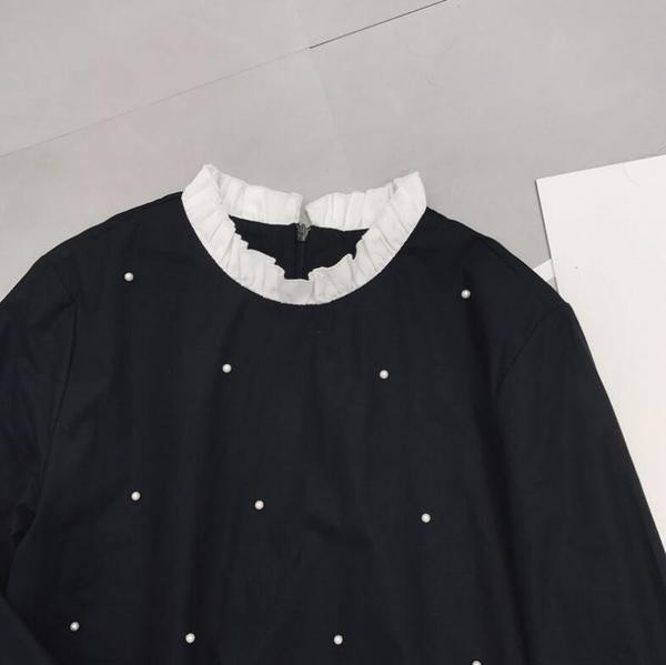 Sportos-elegáns női ruha hosszú, széles ujjú fekete színben, díszítéssel