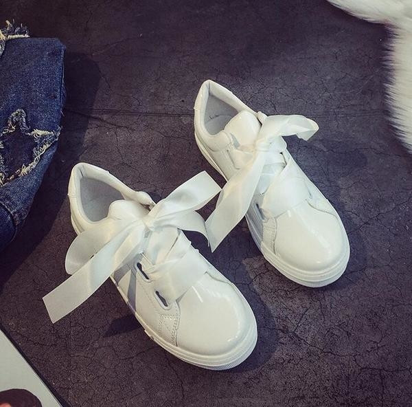 Σύγχρονα καθημερινά αθλητικά παπούτσια με παχιά δεσμούς