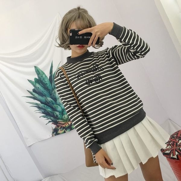 Καθημερινό γυναικείο φούτερ με ριγέ επιγραφή