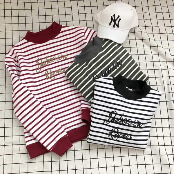 Καθημερινό γυναικείο φούτερ με ριγέ επιγραφή