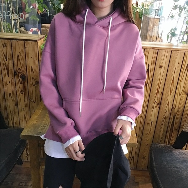 Párnázott, szabad stílusú női pulóver kapucnival és zsebbel