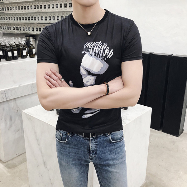 Sport-alkalmi férfi póló O-alakú gallérral, fekete mintával