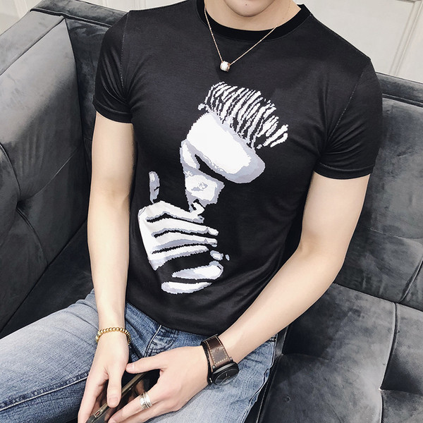 Sport-alkalmi férfi póló O-alakú gallérral, fekete mintával