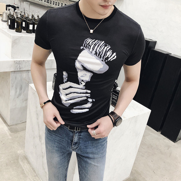 Sport-alkalmi férfi póló O-alakú gallérral, fekete mintával