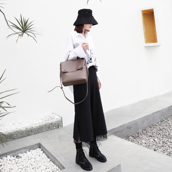 Sportos-elegáns női nadrág 7/8 hosszúsággal, fekete színben