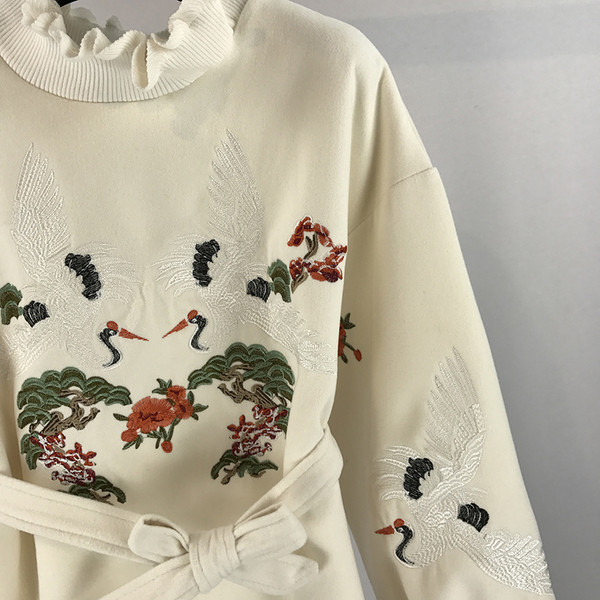 Есенно-зимна дамска рокля с поло яка и бродерия