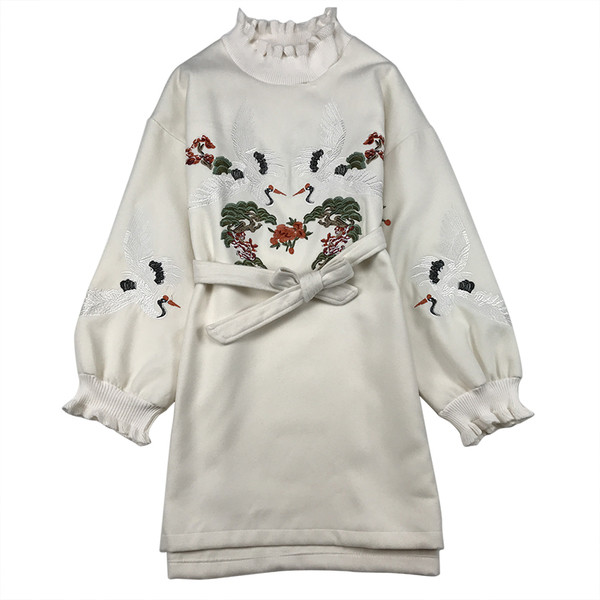 Есенно-зимна дамска рокля с поло яка и бродерия