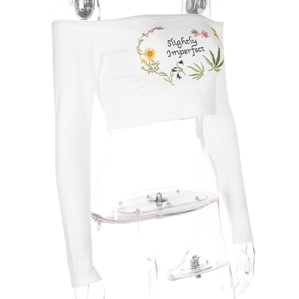 Rövid női blúz csupasz vállakkal és hímzéssel