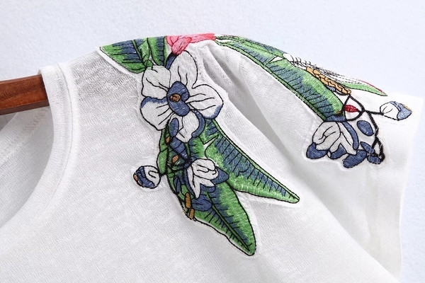 Tricou de dama simplu in doua culori cu broderie