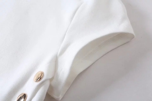 Скъсена дамска тениска в бял и черен цвят с поло яка