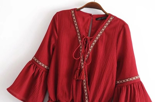 Női nyári overál szabad fazonban, V-nyakkal