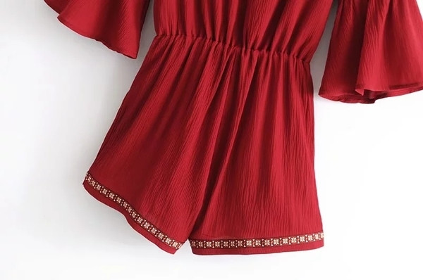 Női nyári overál szabad fazonban, V-nyakkal