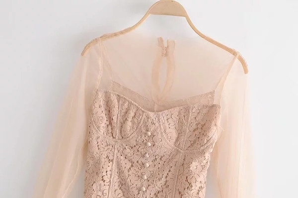 Stílusos női blúz átlátszó ujjal és csipkével