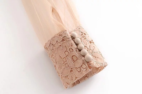 Stílusos női blúz átlátszó ujjal és csipkével