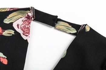 Κομψό  γυναικείο ολόσωμο παντελόνι σε μαύρο χρώμα με φυτικά μοτίβα και λαιμόκοψη σε σχήμα V