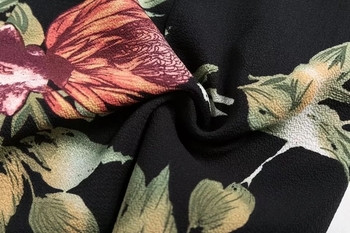 Стилен дамски гащеризон в черен цвят с флорални мотиви и V-образно деколте
